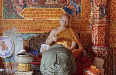 Tayland, Chiangmai; 23 Ocak 2008, adam Prathat Doi Suthep Budist tapınağı - editoryal bir Tay Budist keşiş önünde dua