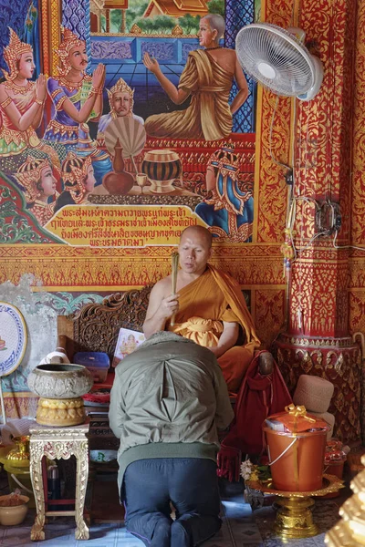 Thajsko Chiangmai Ledna 2008 Člověk Modlí Před Thajský Buddhistický Mnich — Stock fotografie