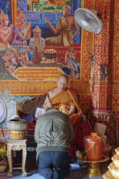 Thajsko Chiangmai Ledna 2008 Člověk Modlí Před Thajský Buddhistický Mnich — Stock fotografie