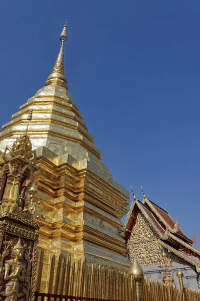 チェンマイ Prathat ステープ仏教寺院 黄金の屋根のビュー — ストック写真