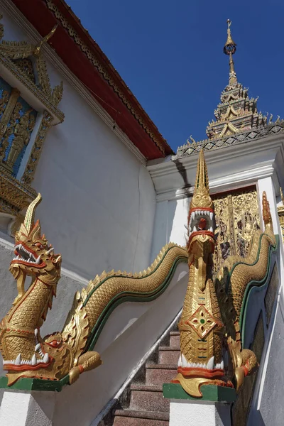 치앙마이 Prathat도이 Wat Prathat Doi Suthep 드래곤 조각상 — 스톡 사진