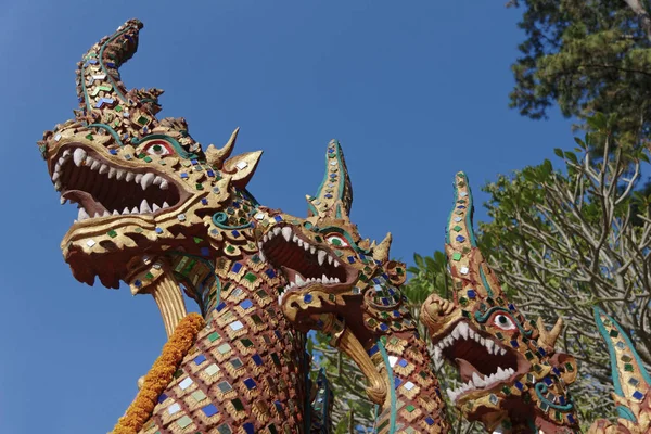 치앙마이 Prathat도이 Wat Prathat Doi Suthep 드래곤 조각상 — 스톡 사진