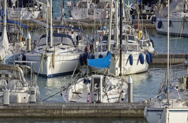 İtalya, Sicilya, Akdeniz, Marina di Ragusa; 4 Mart 2018, Yelkenli tekneler limanda - Editörden