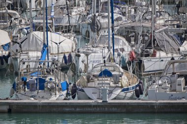 İtalya, Sicilya, Akdeniz, Marina di Ragusa; 4 Mart 2018, Lüks Yatlar port - Editörden