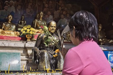 Tayland, Chiang Mai, Phra Thart doi suthep Tapınağı (Wat Phra Thart Doi Suthep), Taylandlı kadın dua