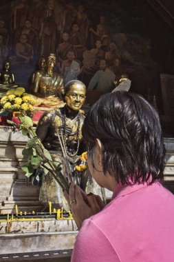 Tayland, Chiang Mai, Phra Thart doi suthep Tapınağı (Wat Phra Thart Doi Suthep), Taylandlı kadın dua