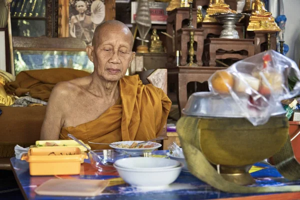 Thailand Chiang Mai January 2008 Buddhist Monk Having Lunch Prathat — Stock Photo, Image