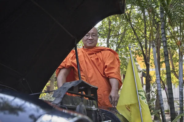 Thailand Chiangmai Januar 2008 Buddhistischer Mönch Versucht Den Motor Seines — Stockfoto
