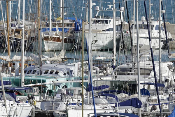 İtalya, Sicilya, Akdeniz, Marina di Ragusa; 11 Mart 2018, Lüks Yatlar port - Editörden