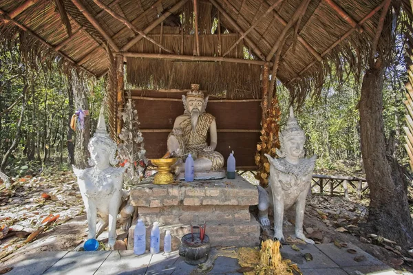 Tailandia Chiangmai Enero 2008 Pequeña Estatua Budista Selva Tropical Editorial —  Fotos de Stock