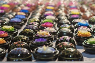 Tayland, chiang mai, el satılık yerel bir pazarda çeşitli çiçekler şekilleri ile hazırlanmış sabunlar
