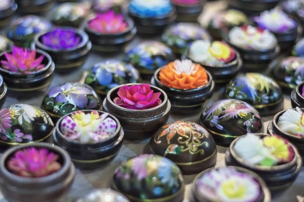 チェンマイ ローカル市場で販売のための様々 な花形作られた手を石鹸します — ストック写真