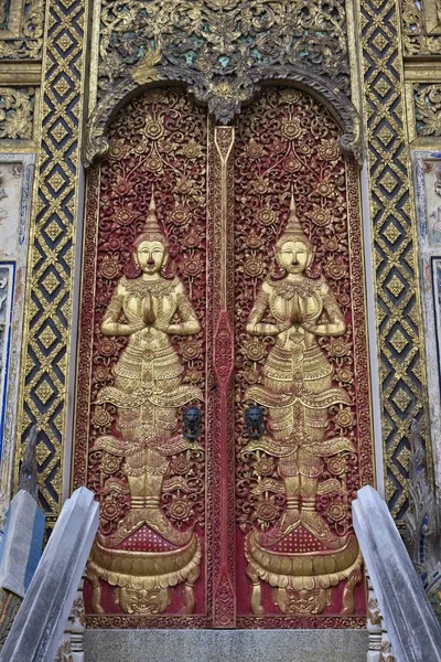 チェンマイ 黄金の仏像はケット カラム仏教寺院 ワット ケット カラムの扉の彫刻します — ストック写真