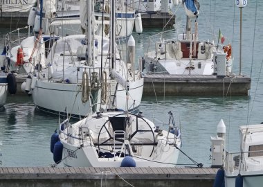 İtalya, Sicilya, Akdeniz, Marina di Ragusa; 15 Mart 2018, yelkenli tekneler limanda - Editörden