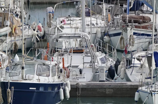 İtalya, Sicilya, Akdeniz, Marina di Ragusa; 15 Mart 2018, yelkenli tekneler limanda - Editörden