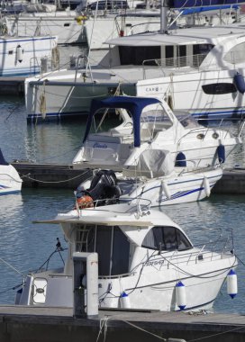 İtalya, Sicilya, Akdeniz, Marina di Ragusa; 16 Mart 2018, tekneler ve Lüks Yatlar port - Editörden