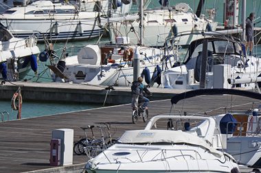 İtalya, Sicilya, Akdeniz, Marina di Ragusa; 19 Şubat 2017, insanlar ve liman - editoryal Lüks Yatlar