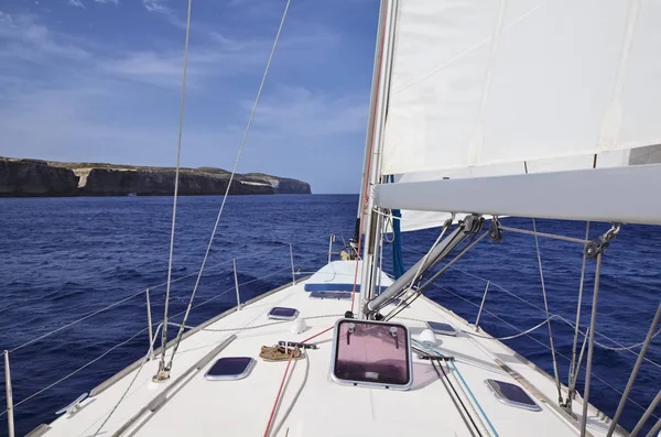 Malta Gozo Island Widok Skaliste Wybrzeża Południowej Wyspy Żaglówek — Zdjęcie stockowe