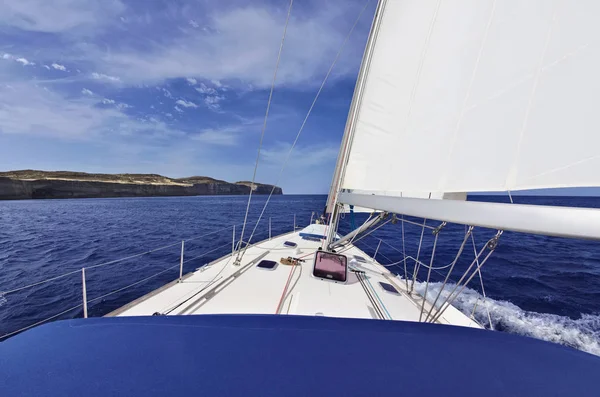 Malta Gozo Adası Bir Yelkenli Tekne Adadan Güney Kayalık Sahil — Stok fotoğraf