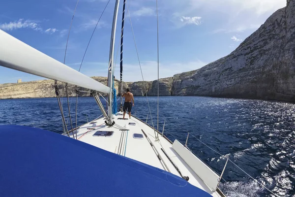 Malta Island Gozo Man Sailing Boat Dweira Lagoon Azure Window — Stock Photo, Image