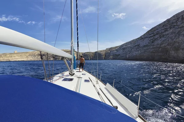 马耳他岛 戈佐岛 Azure 窗口岩石附近的 D广大 泻湖的帆船上的男子 — 图库照片