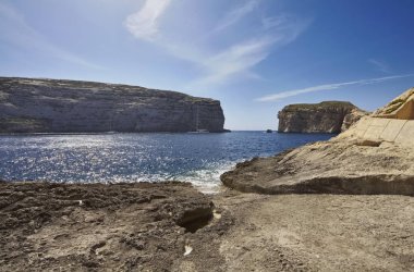Malta Adası, Gozo, yelkenli tekne Dweira lagün ve kayalık sahil şeridi görünümünü Azure pencere Rock yakınındaki