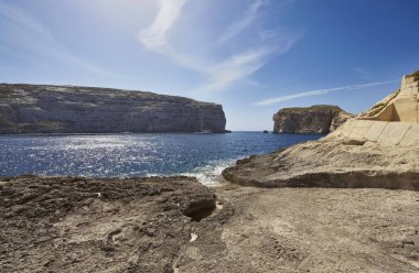 Malta Adası, Gozo, yelkenli tekne Dweira lagün ve kayalık sahil şeridi görünümünü Azure pencere Rock yakınındaki