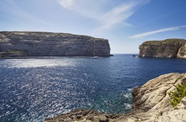 Malta Adası, Gozo, yelkenli tekne Dweira lagün ve kayalık sahil şeridi görünümünü Azure pencere Rock yakınındaki