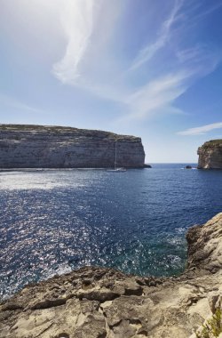Malta Adası, Gozo, yelkenli tekne Dweira lagün ve kayalık sahil şeridi görünümünü Azure pencere Rock yakınındaki
