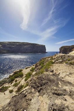 Malta Adası, Gozo, yelkenli tekne Dweira lagün ve kayalık sahil şeridi görünümünü Azure pencere Rock yakınındaki
