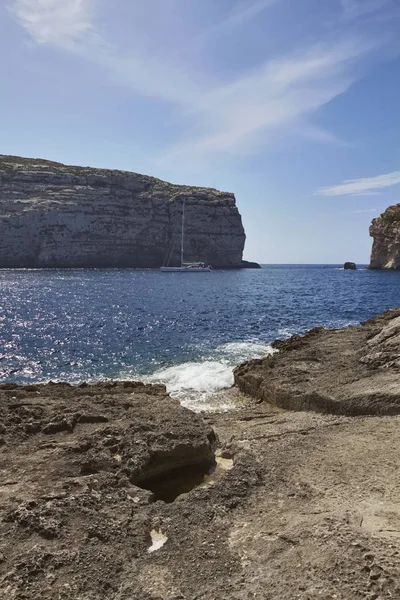 Malta Gozo Syn Segelbåt Dweira Lagunen Och Den Klippiga Kusten — Stockfoto