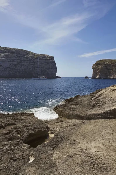 Ilha Malta Gozo Vista Barco Vela Lagoa Dweira Litoral Rochoso — Fotografia de Stock