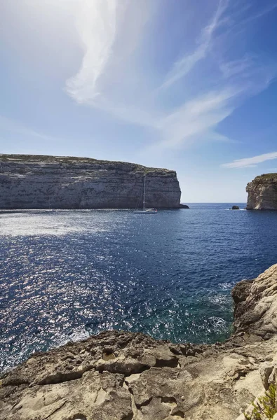 マルタ島 ゴゾ島 ドワイラ ラグーンと岩の多い海岸線のセーリング ボートのビュー付近の Azure ウィンドウ ロック — ストック写真