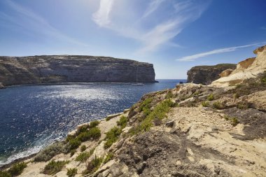 Malta Adası, Gozo, yelkenli tekne Dweira lagün ve kayalık sahil şeridi görünümünü Azure pencere Rock yakınındaki