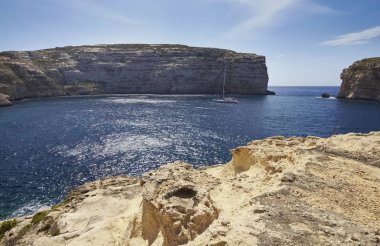 Malta Adası, Gozo, yelkenli tekne Dweira lagün ve kayalık sahil şeridi görünümünü Azure pencere Rock yakınındaki