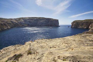 Malta Adası, Gozo, yelkenli tekne Dweira lagün ve kayalık sahil şeridi görünümünü Azure pencere Rock yakınındaki
