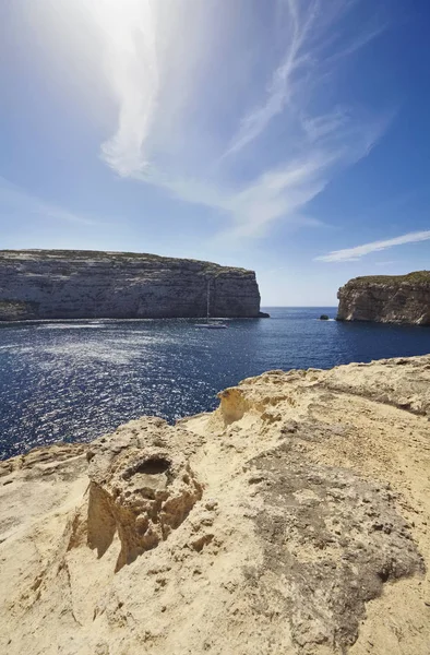 Insula Malta Gozo Vedere Bărcile Navigație Laguna Dweira Coasta Stâncoasă — Fotografie, imagine de stoc