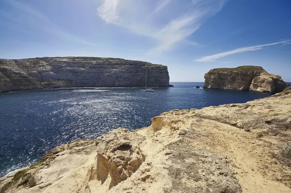 Malta Adası, Gozo, yelkenli tekne Dweira lagün ve kayalık sahil şeridi görünümünü Azure pencere Rock yakınındaki