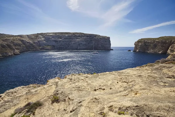Malta Adası, Gozo, yelkenli tekne Dweira lagün ve kayalık sahil şeridi görünümünü Azure pencere Rock yakınındaki