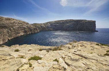 Malta Adası, Gozo, yelkenli tekne Dweira lagün ve kayalık sahil şeridi görünümünü Azure pencere Rock yakınındaki