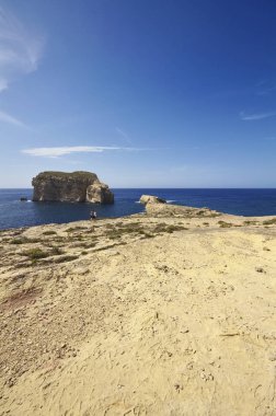 Azure pencere Rock Malta Adası, Gozo, insanlara Dweira Lagoon yakınındaki