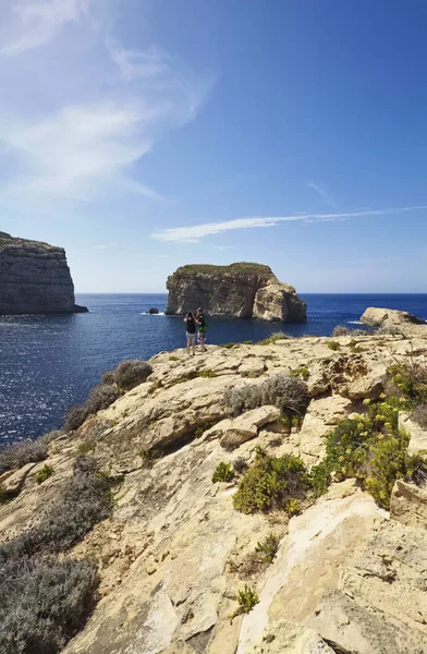 Maltan Saari Gozo Ihmiset Dweira Lagoon Lähellä Azure Window Rock — kuvapankkivalokuva