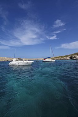 Malta Adası, Güney kayalık sahil Adası comino ve bazı Yatlar mavi lagün manzarası