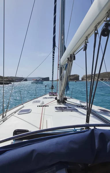 马耳他岛 科米诺岛南部岩石海岸线和蓝色泻湖的一些小船的看法 — 图库照片