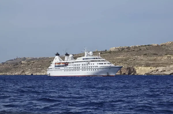 马耳他 戈佐岛 2012年9月30日 一艘大型游船和岛屿南部岩石海岸线 — 图库照片