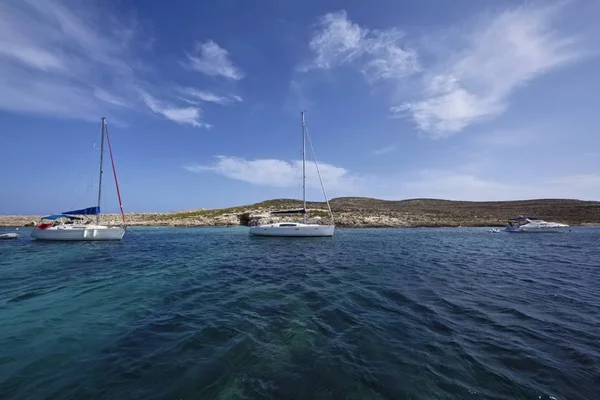 Ostrov Malta Pohled Jižním Pobřeží Ostrova Comino Některé Jachty Modré — Stock fotografie