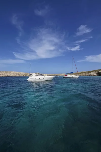 Malta Adası Güney Kayalık Sahil Adası Comino Bazı Yatlar Mavi — Stok fotoğraf