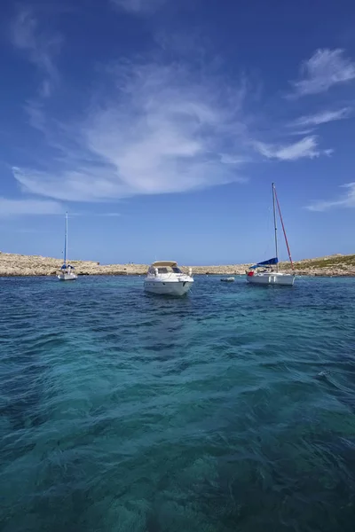 Isla Malta Vista Costa Rocosa Sur Isla Comino Algunos Yates — Foto de Stock