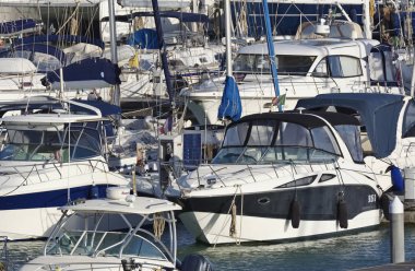 İtalya, Sicilya, Akdeniz, Marina di Ragusa; 1 Nisan 2018, tekneler ve Lüks Yatlar port - Editörden