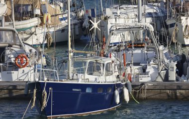 İtalya, Sicilya, Akdeniz, Marina di Ragusa; 1 Nisan 2018, Lüks Yatlar port - Editörden